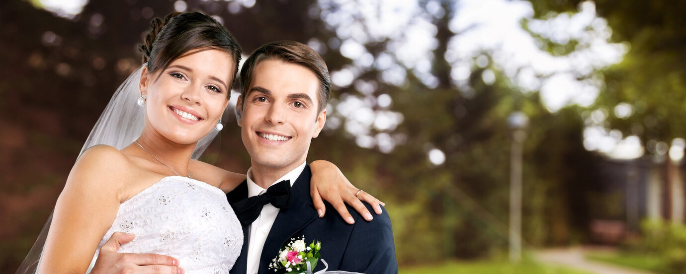 Ein Br&auml;utigam tr&auml;gt die Braut