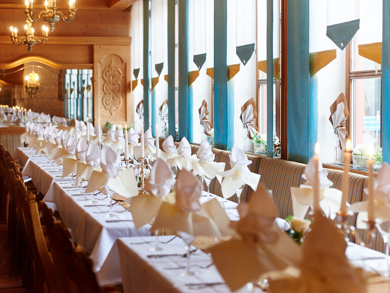 Eine lange Tafel ist für eine Hochzeit im Landgasthof Penn gedeckt