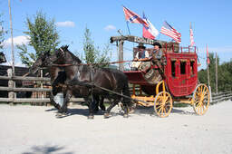 Historische Postkutsche mit Pferden in Pullman City im Bayerischen Wald.