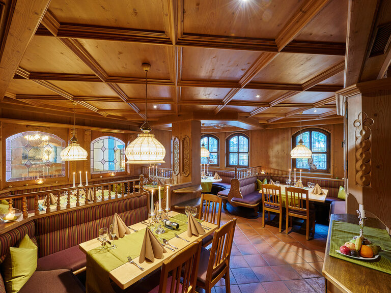 Die Inneneinrichtung des Restaurants im Landgasthof Penn ist im Holzstil gehalten