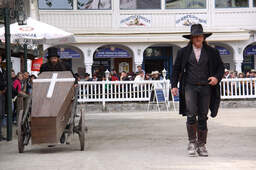 Westernszene mit Sargkutsche und Schauspielern in Pullman City Bayerischer Wald.